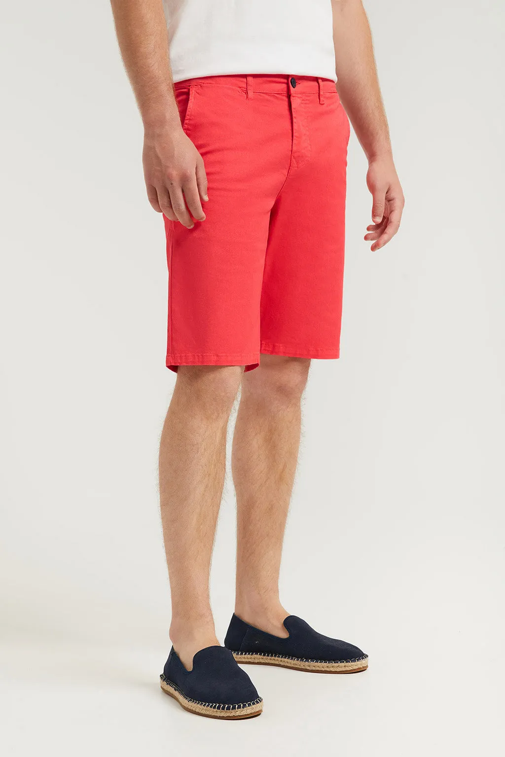 Bermuda relajada roja con logo bordado