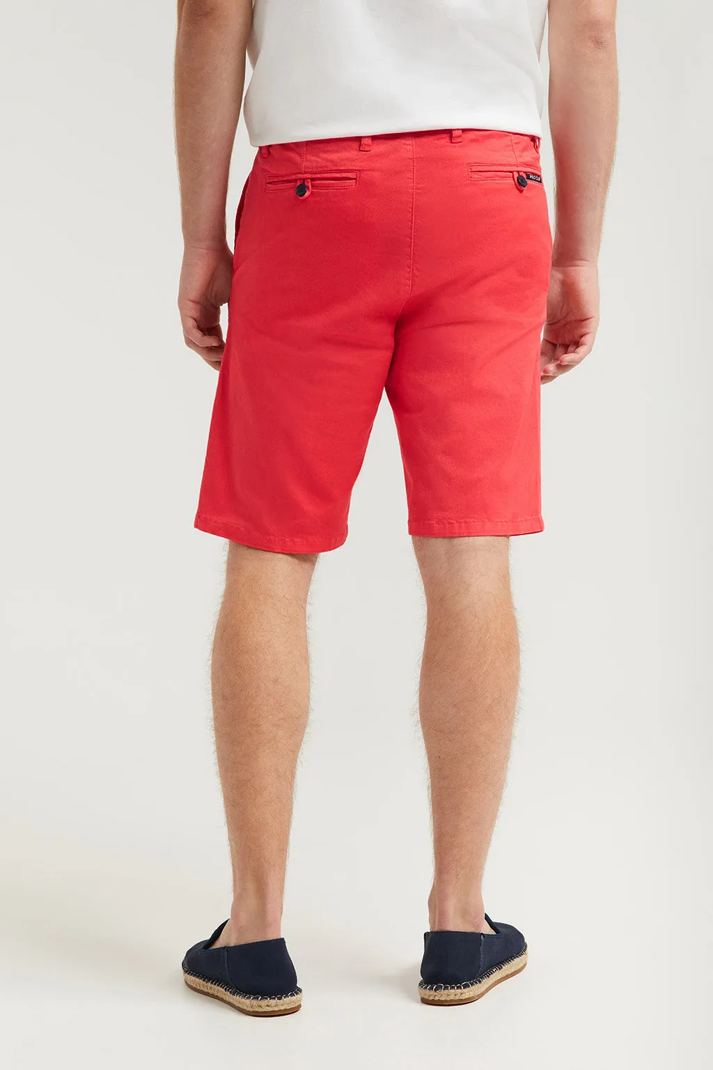 Bermuda relajada roja con logo bordado