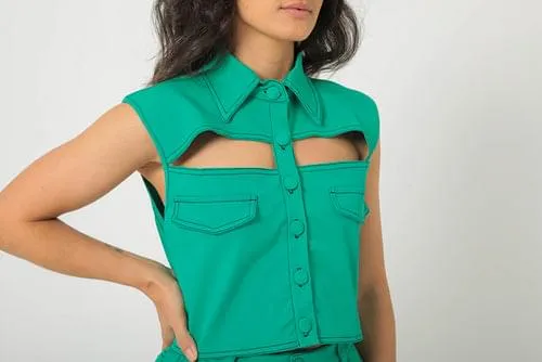 Colete Feminino Curto Moderno com Recortes e Botões