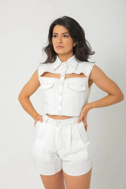 Colete Feminino Curto Moderno com Recortes e Botões