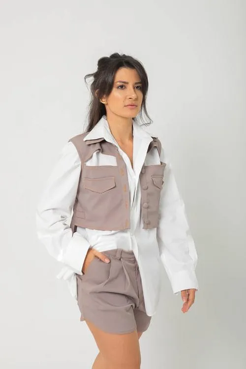 Colete Feminino Curto Moderno com Recortes e Botões