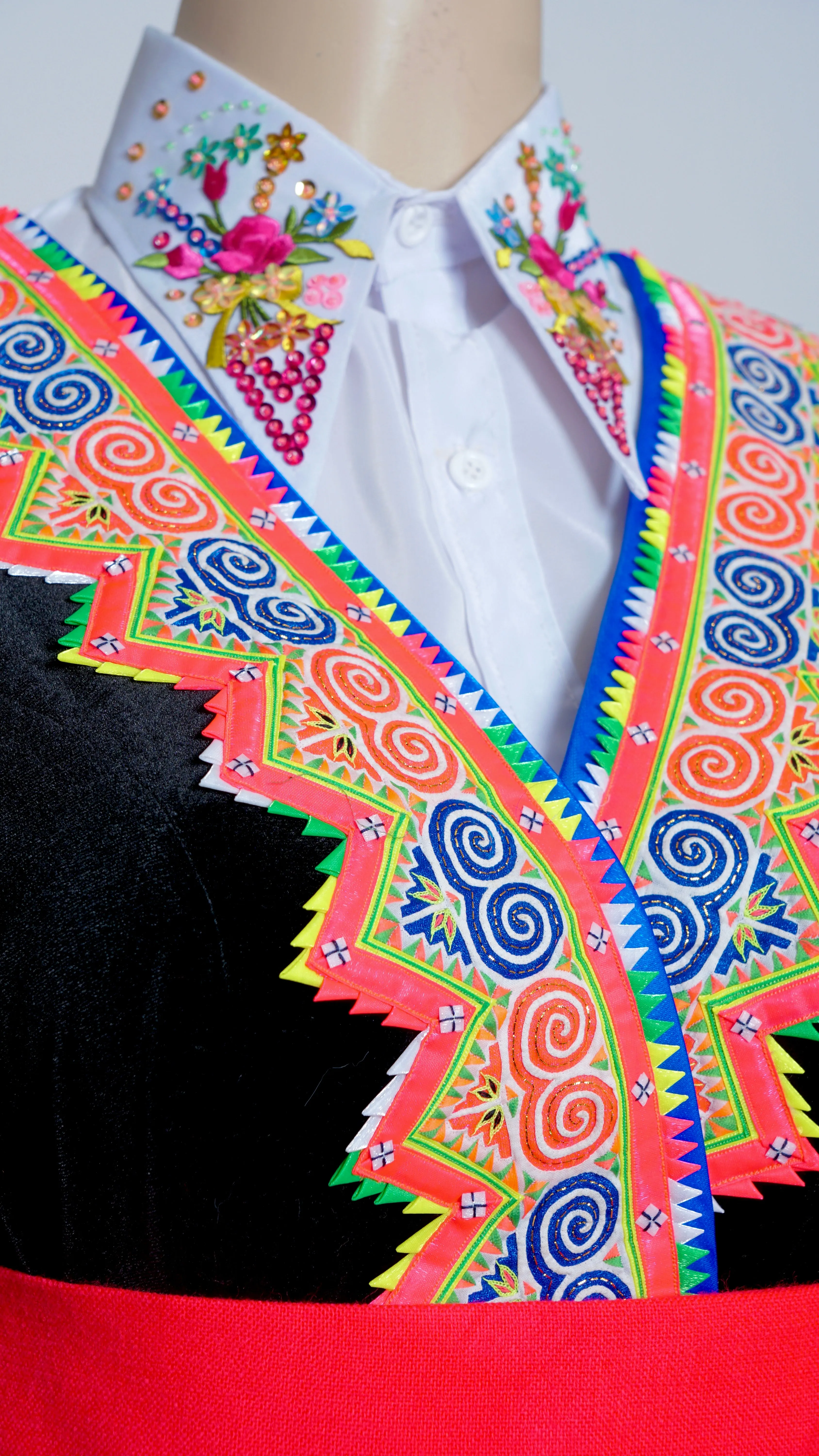 Pajntaub Mos Pink-Navy Blue Qwj w/Gold Thread (42")